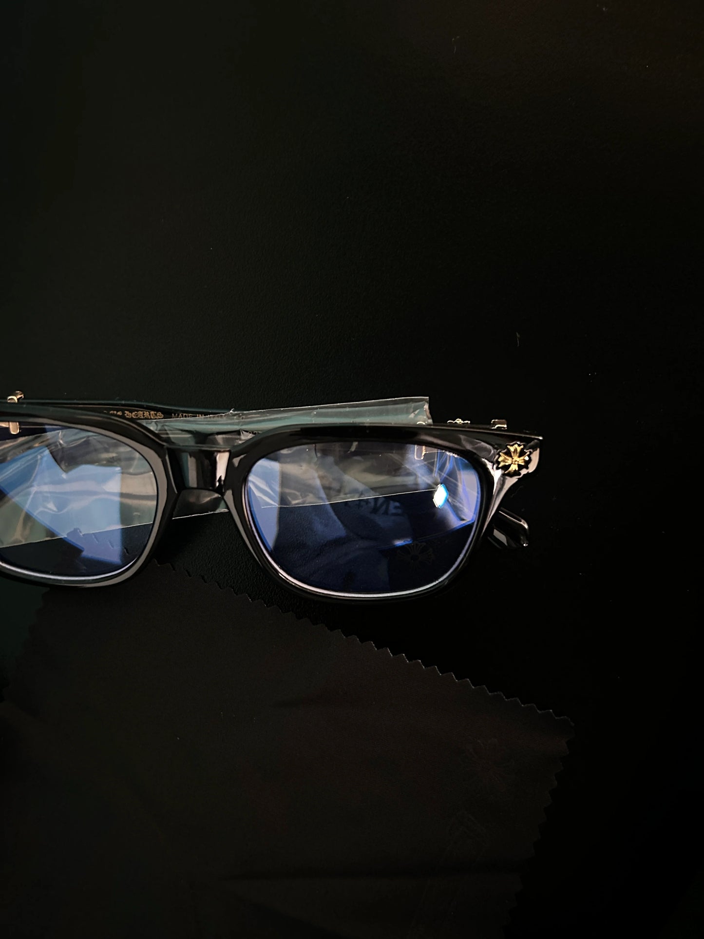 Chrome glasses - black & silver badges
